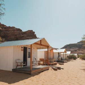 Inicio v2 - a photo of a desert camp with a few smal D30DfghURDiIz6yCIi2DfA 2KR2cCMZSxarUxEohs6MhA